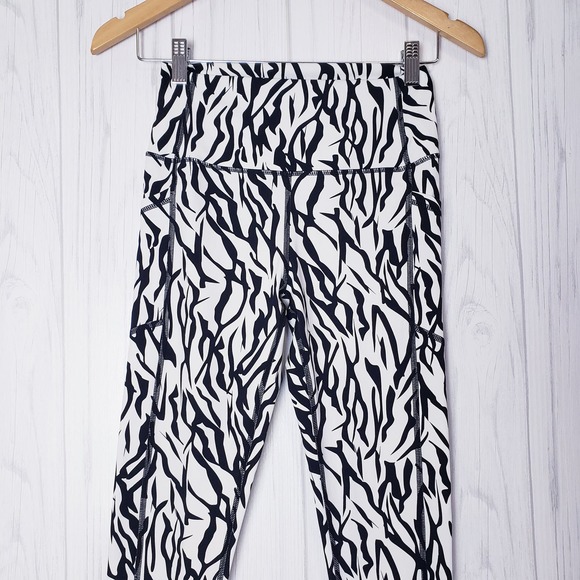 ZYIA Active Size 6-8 Safari Brilliant  Zebra Print Hi-Rise 7/8 Leggings Pockets - Picture 4 of 10